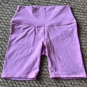 ALO BABY PINK BIKER SHORTS